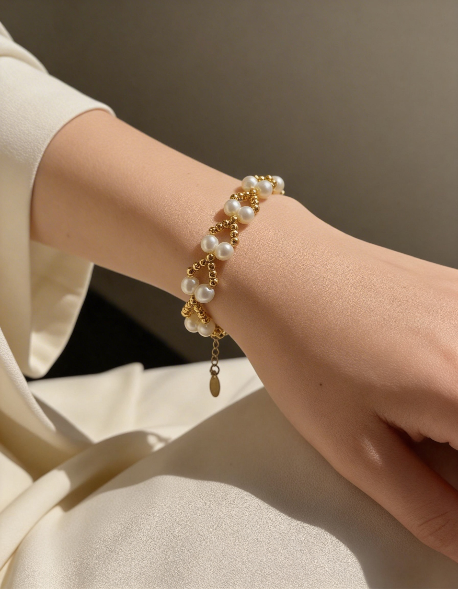 Elegantes Perlen Armband mit Goldfarbenen-Details – Verstellbares Damen Schmuckarmband