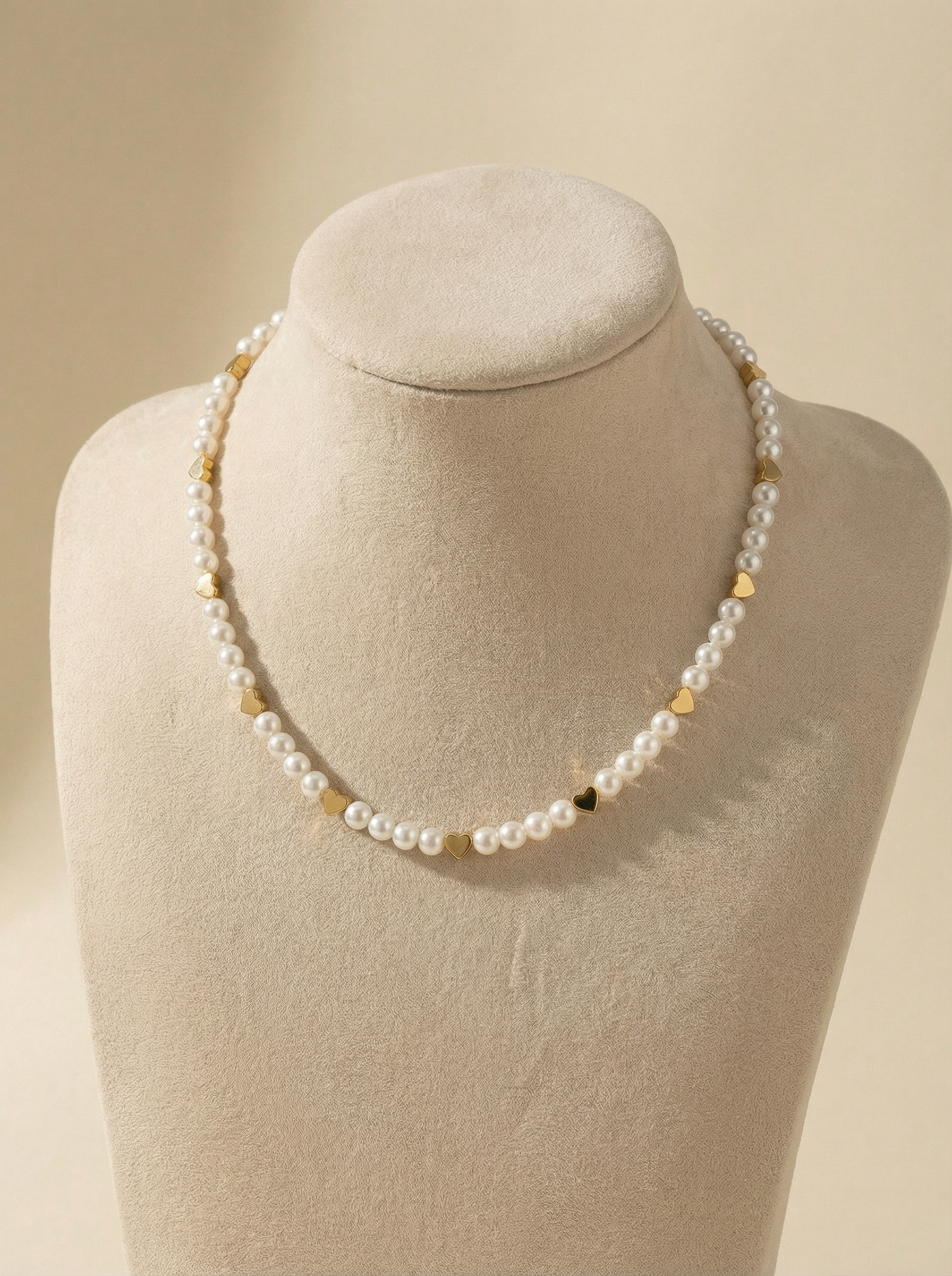 Perlenkette mit goldfarbenen Herzdetails – romantische Damen Halskette