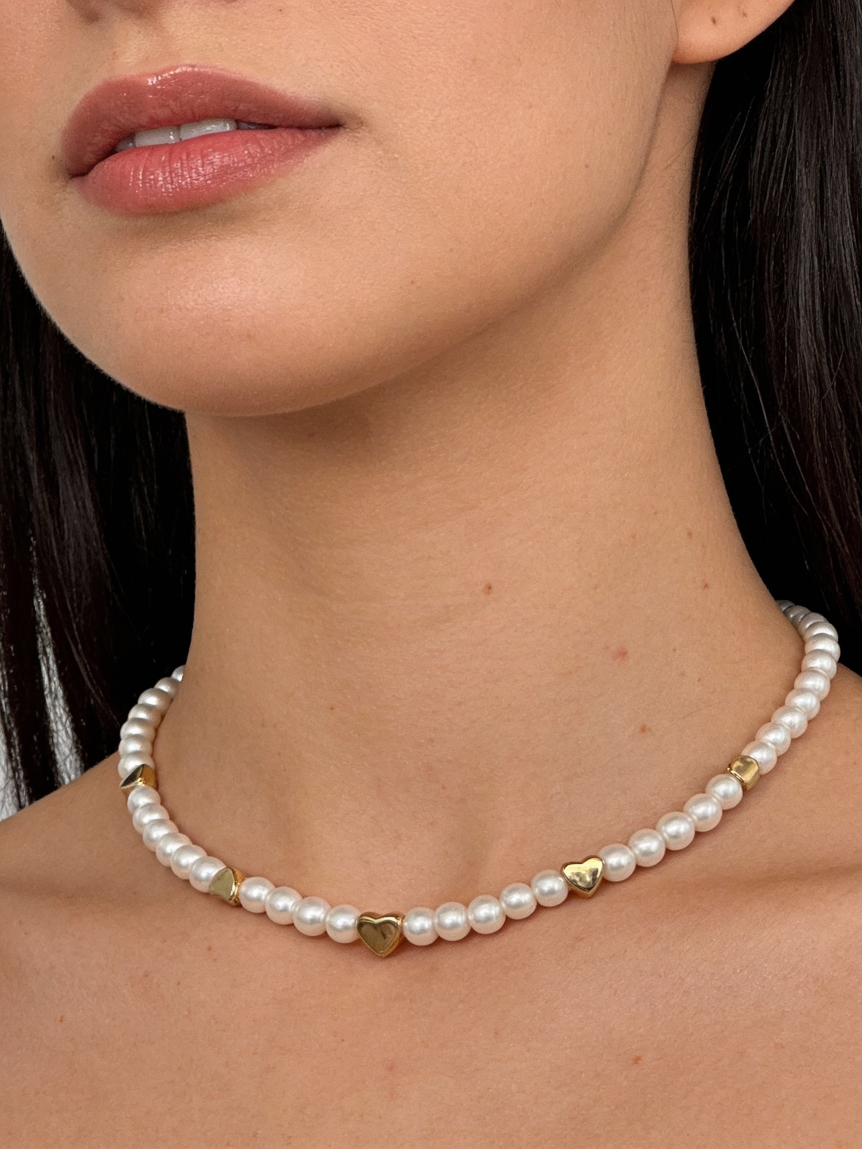 Perlenkette mit goldfarbenen Herzdetails – romantische Damen Halskette